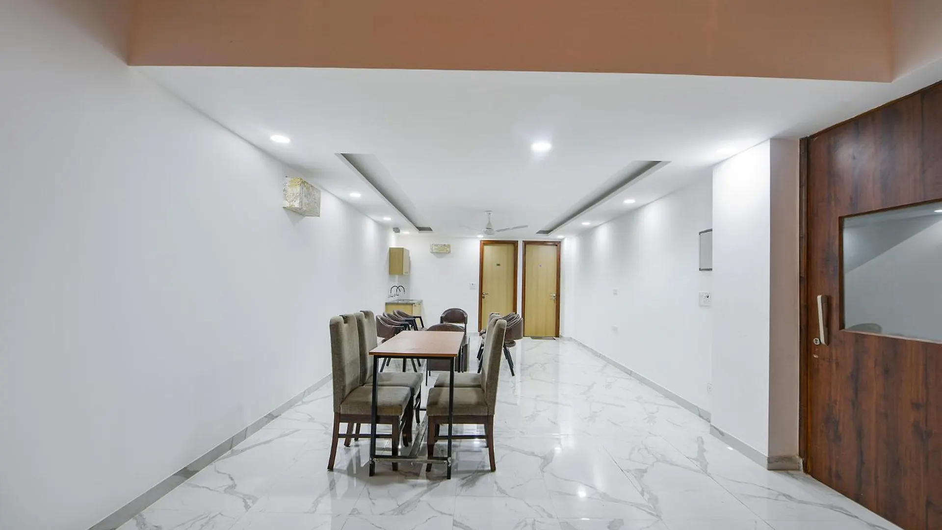 8 Stayz Gurgaon Hotel