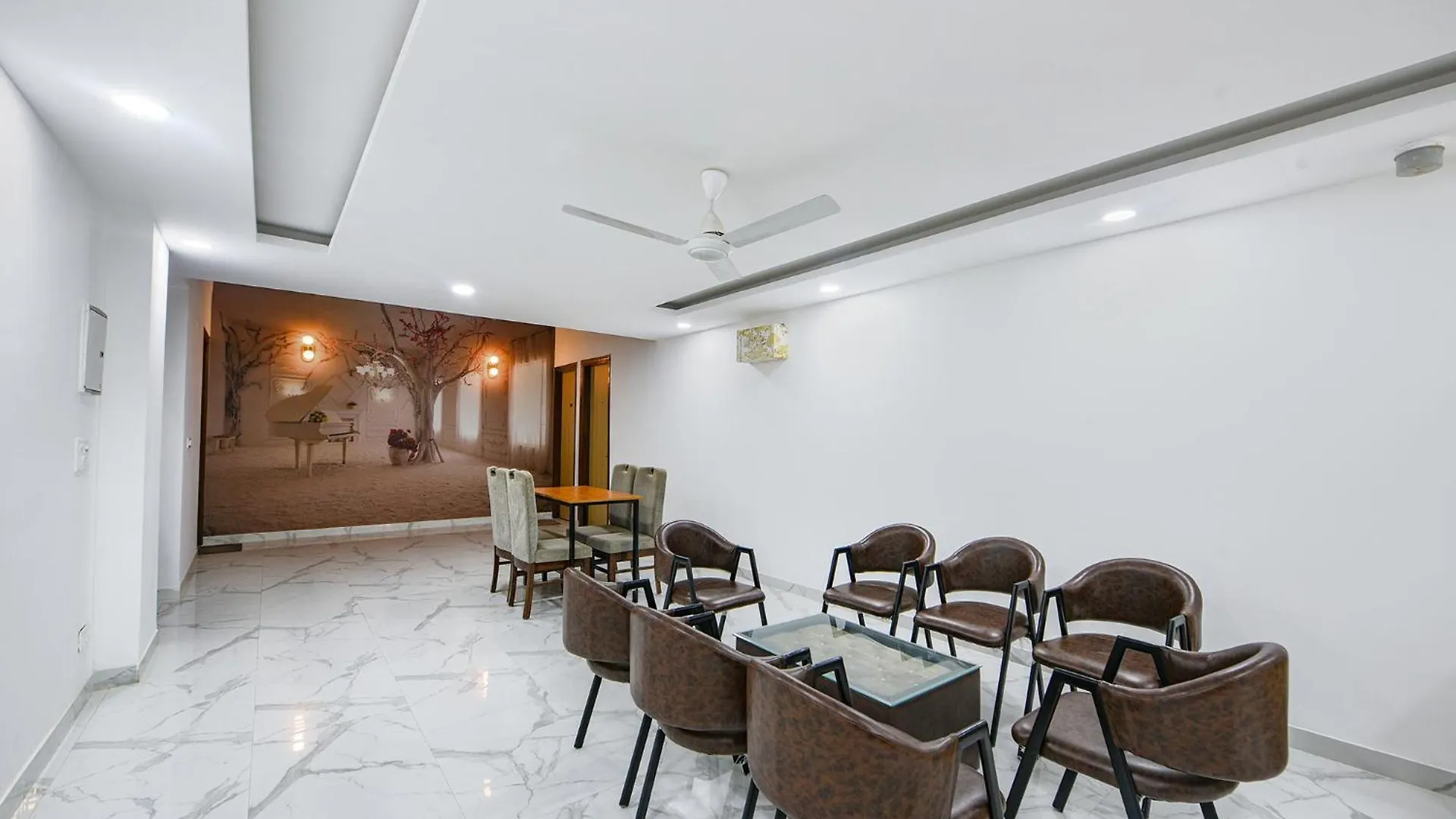 8 Stayz Gurgaon Hotel